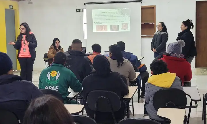 Alunos do Caminho da Luz participam de palestra sobre infecções sexualmente transmissíveis