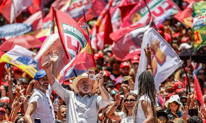 Brasil não será governado por sócios do Banco Master, diz Lula em ato