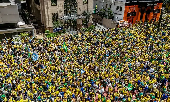 Campanha de Flávio Bolsonaro realiza manifestação na Paulista