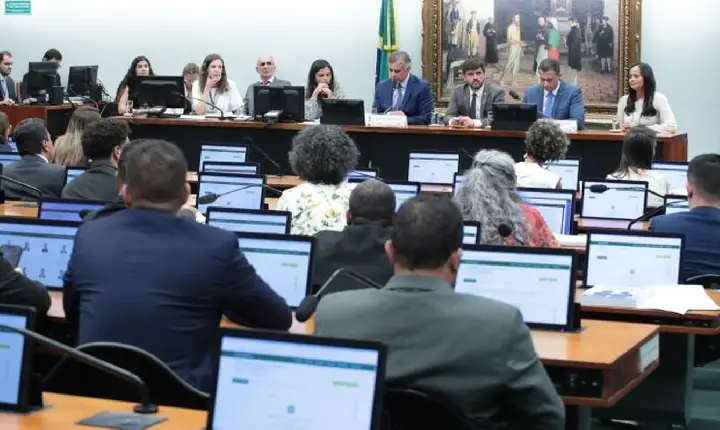 CCJ da Câmara adia análise de PEC sobre redução da maioridade penal