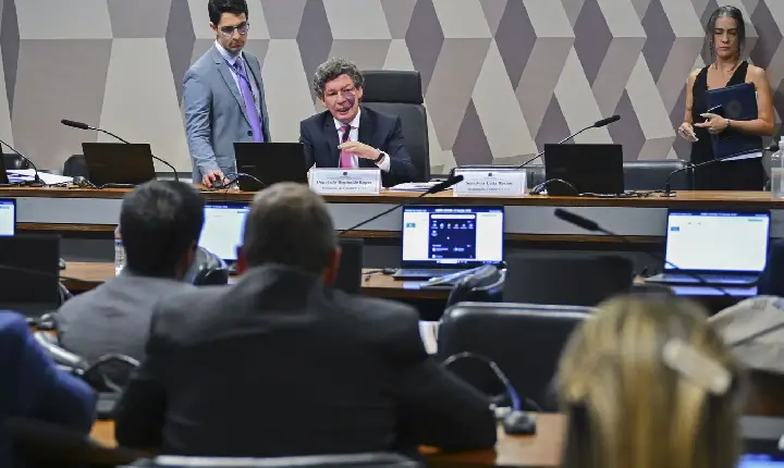 Comissão aprova MP da taxa das blusinhas: texto segue a plenários