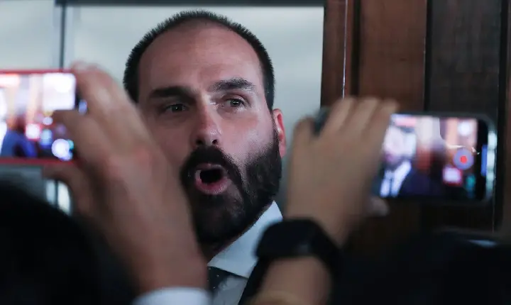 Eduardo Bolsonaro consta em lista de pena pendente de cumprimento