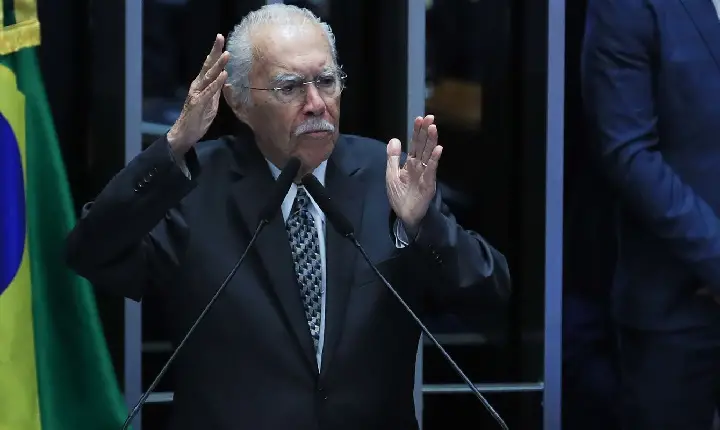 Ex-presidente José Sarney é internado com quadro de pneumonia