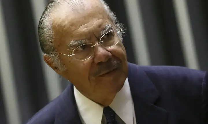 Ex-presidente José Sarney segue internado em hospital de São Paulo