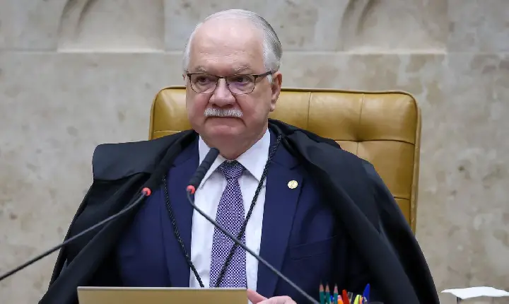 Fachin nega pedido para afastar Dino de ações sobre Flávio Bolsonaro
