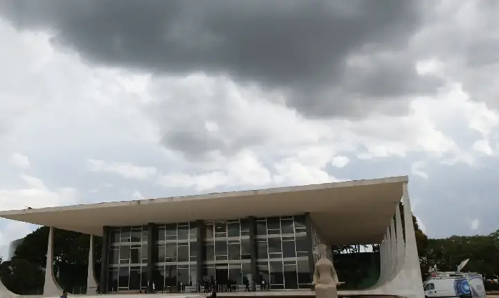 Homem é preso ao tentar inavadir a sede do STF em Brasília 