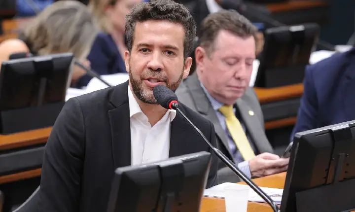 Janones denuncia censura em decisão do TSE contra 