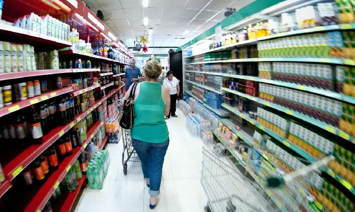 Produção industrial cai 0,6% de julho para agosto, diz IBGE