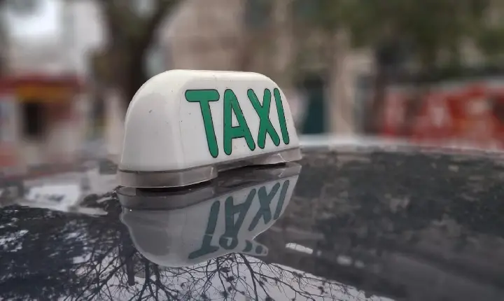 Projeto busca estabelecer limite de 15 anos para veículos de táxi