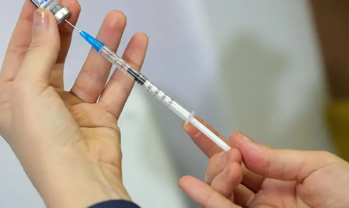 Vacina contra VSR em idosos reduz internações em 75%