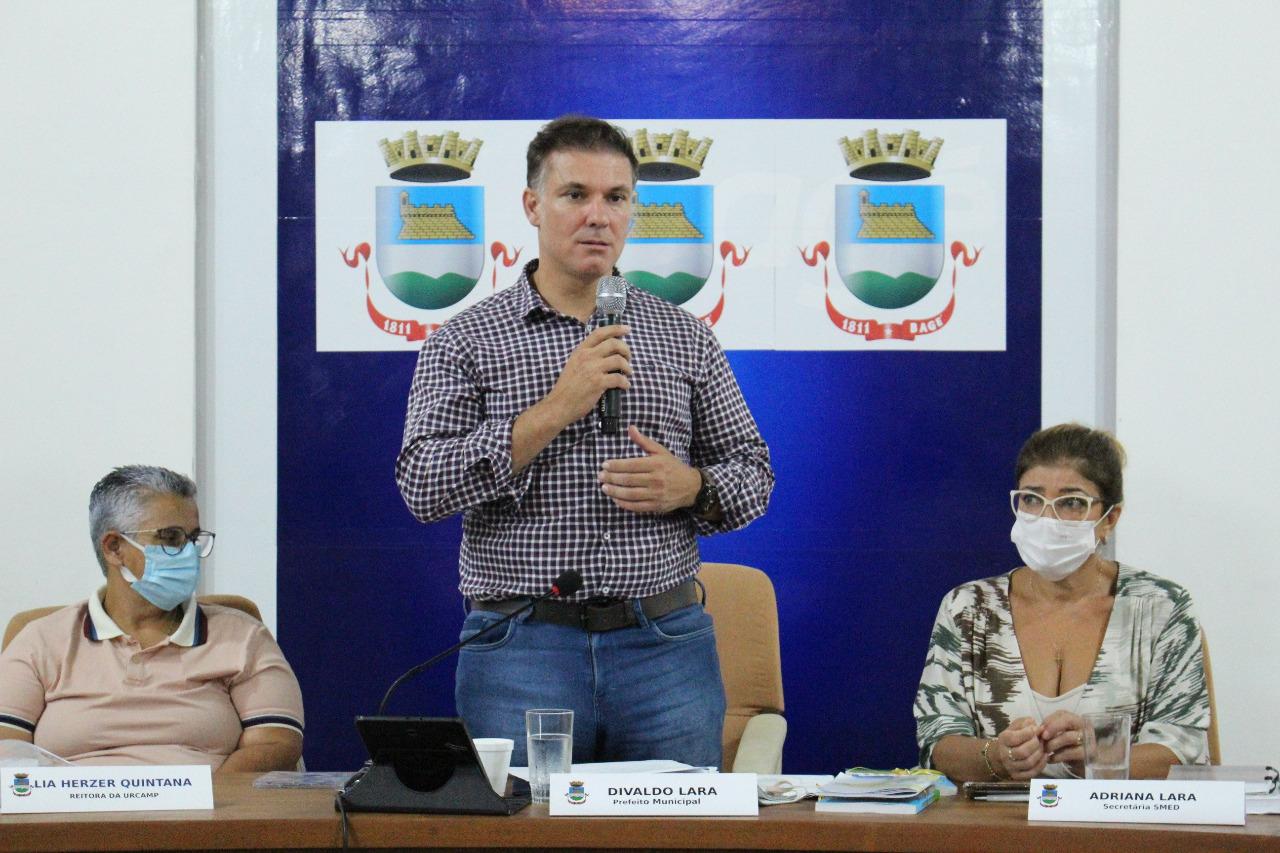 Após pedir que servidores da rede de ensino estejam nos grupos prioritários de vacinação, prefeito anuncia adiamento do