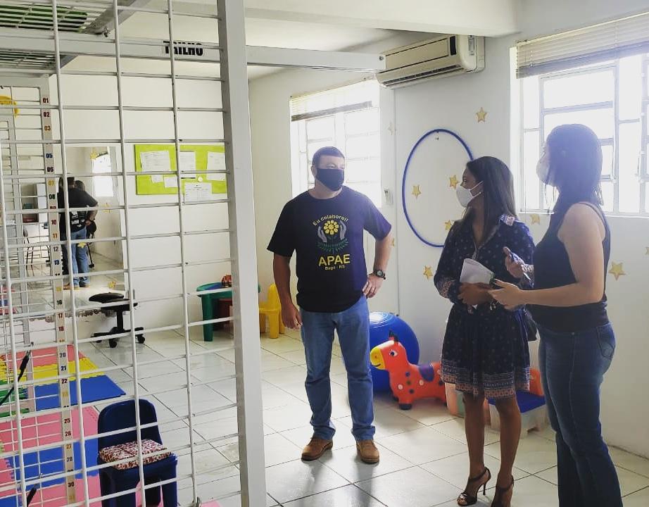 Cáren Castencio visita APAE para conhecer situação financeira da entidade