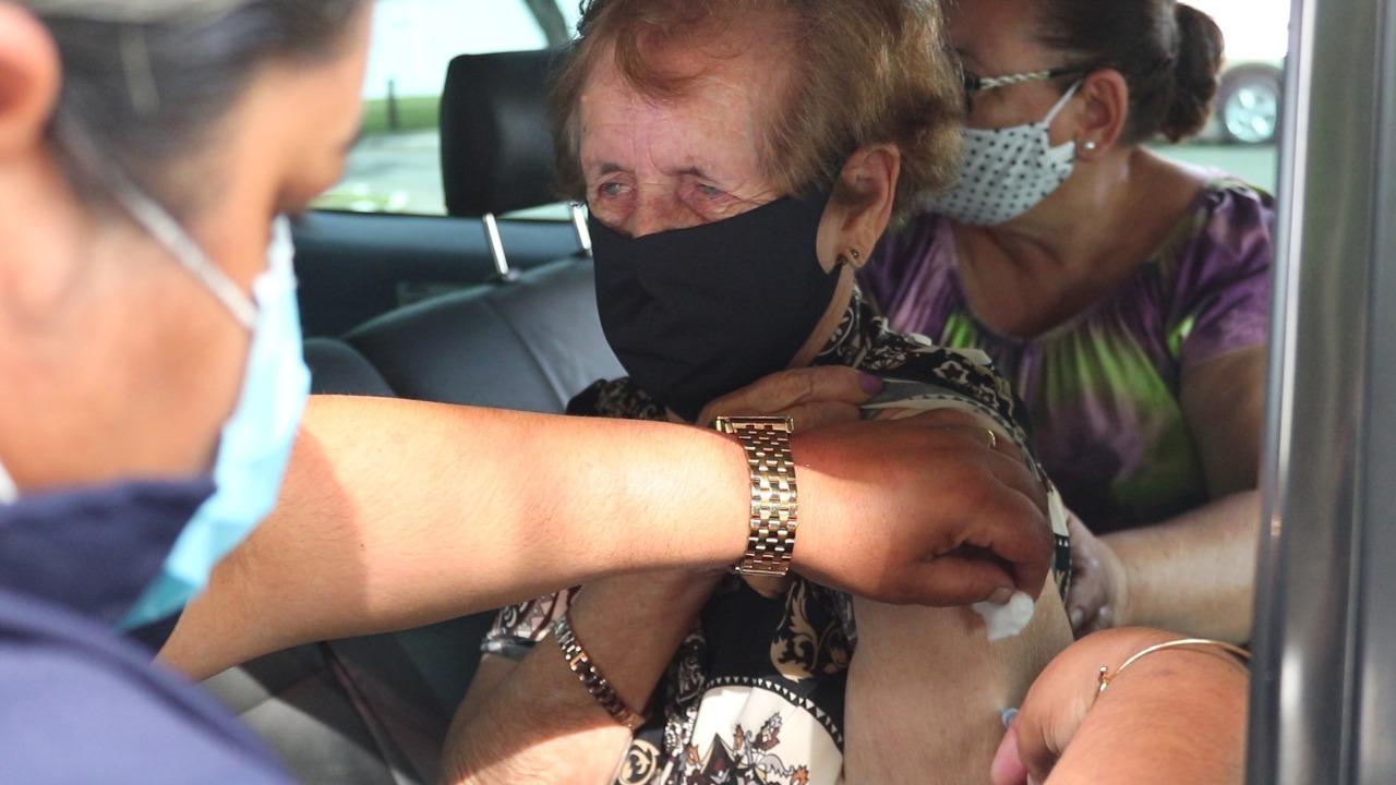 Idosos acima de 85 anos recebem vacina