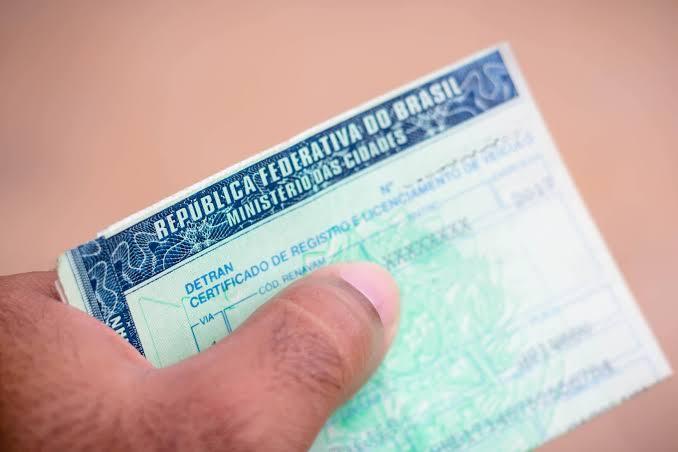 Liminar determina que Detrans de todo país voltem a emitir CRLV físico