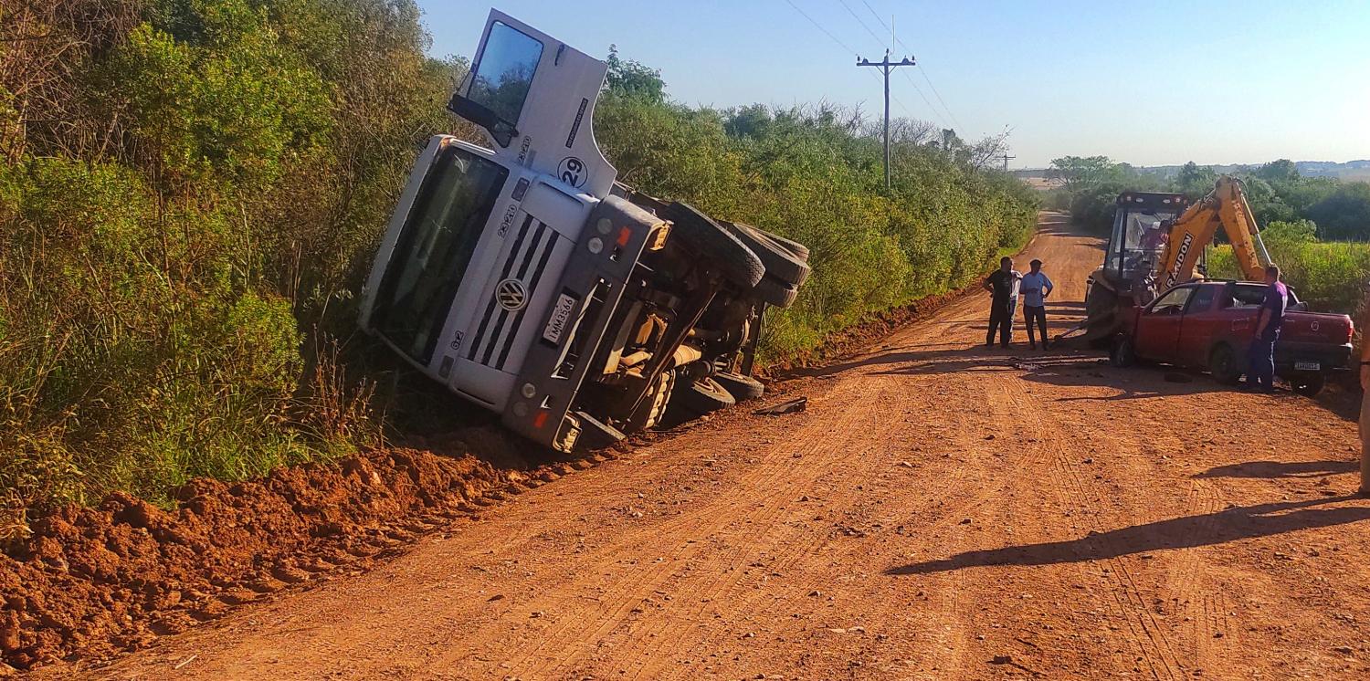 Motorista da prefeitura joga caminhão fora da estrada e evita colisão frontal