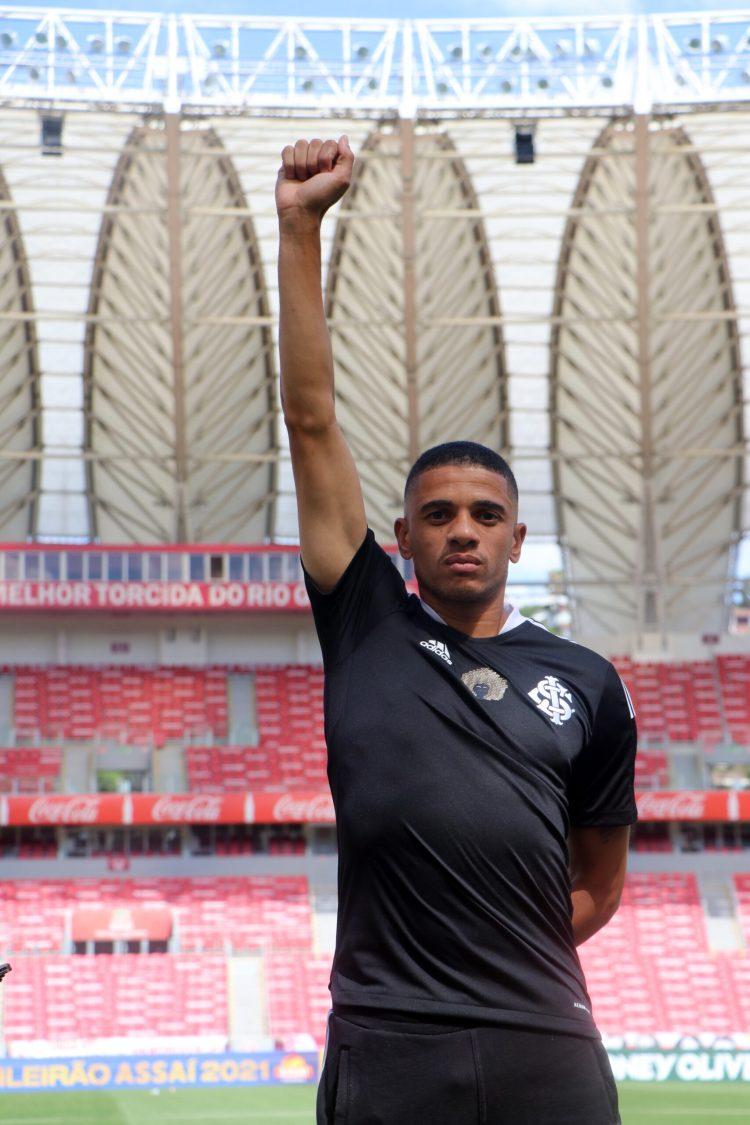 Com camisa alusiva à Consciência Negra, Inter enfrenta o Cuiabá pelo Brasileiro
