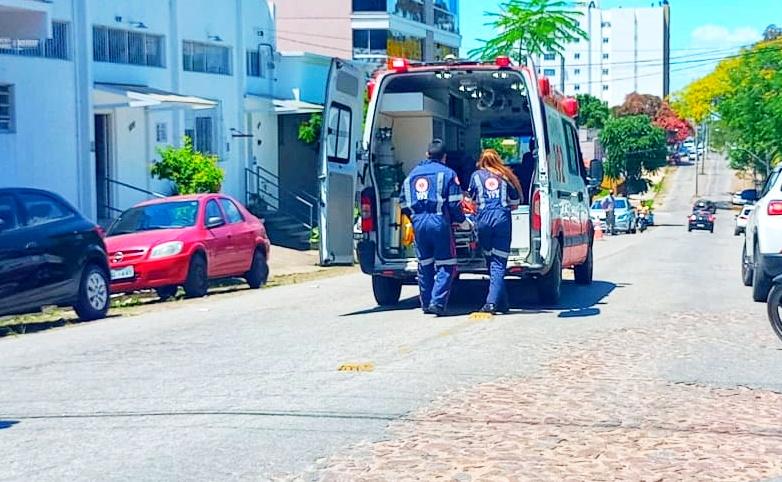 Motociclista erra curva e atinge veículo estacionado