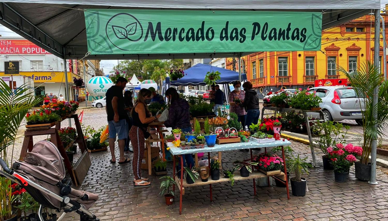 Público lota avenida Sete de Setembro no Sábados Azuis