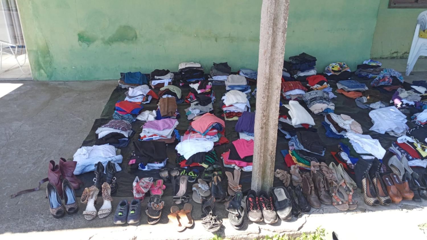 Grupo de voluntários realiza distribuição de roupas e calçados