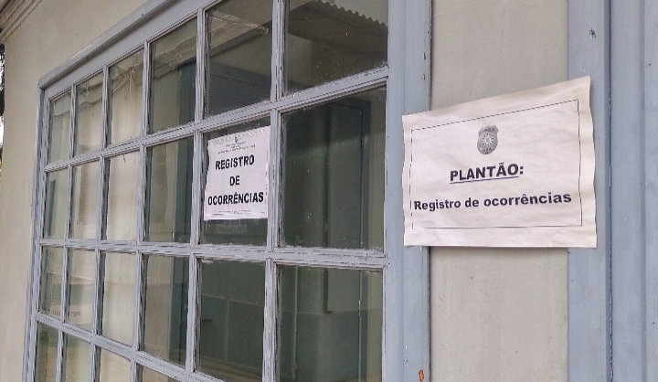 Fogo em outdoor político gera registros na polícia civil
