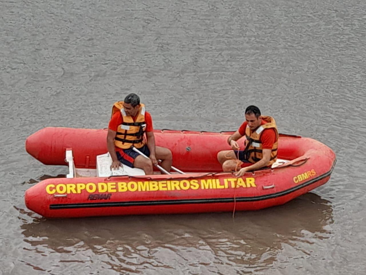 Corpo é encontrado após veículo cair de ponte
