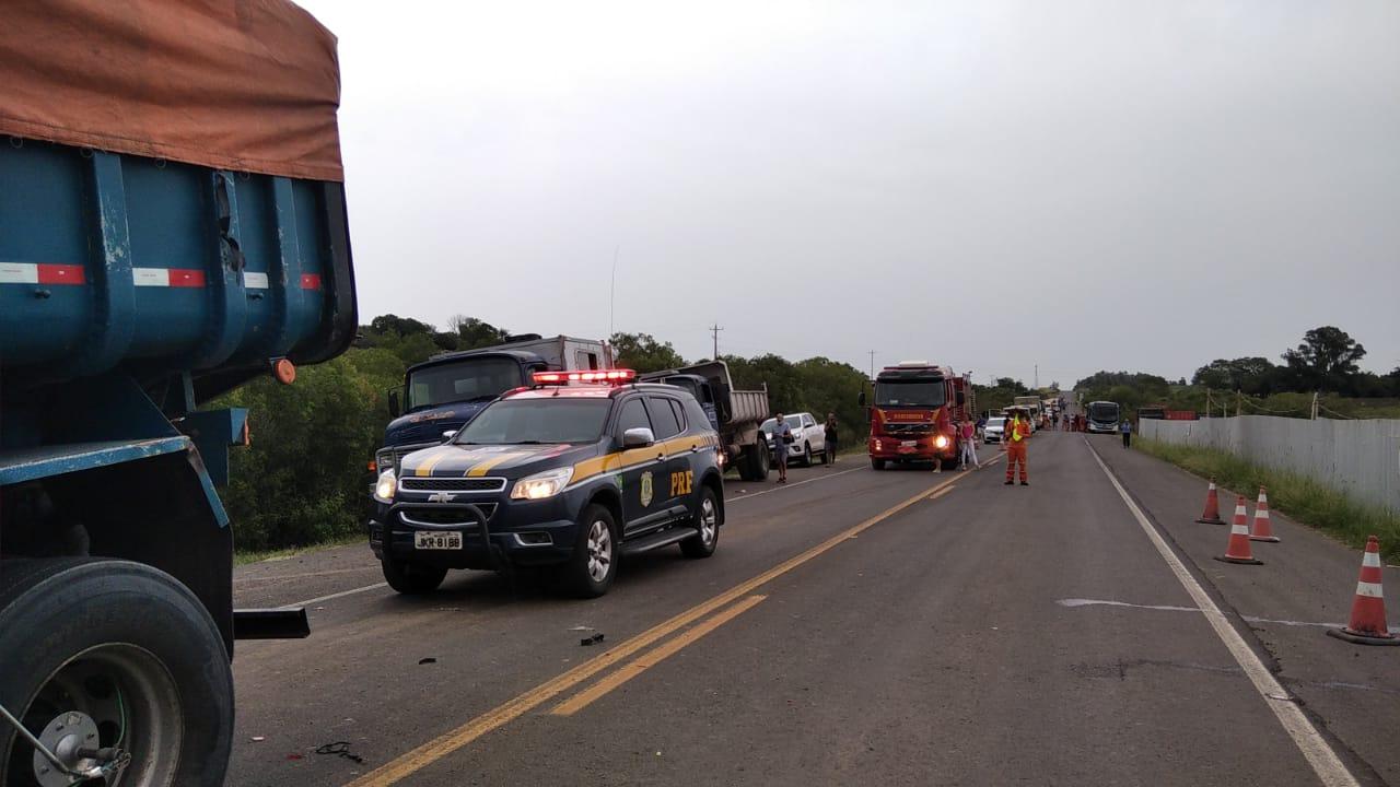 PRF atende acidente envolvendo três carros e dois caminhões na BR 158 em Santana do Livramento