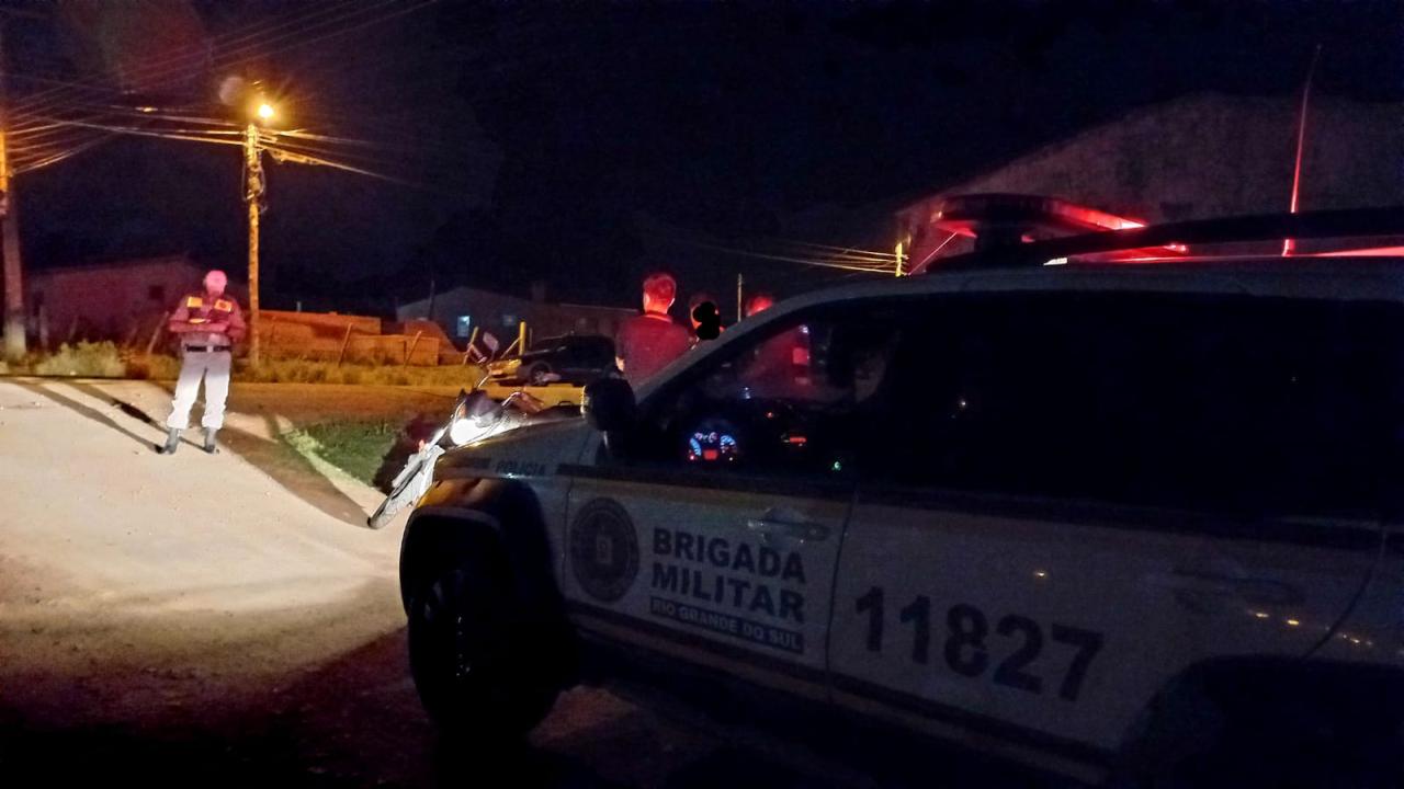 Acidente entre duas motos deixa uma pessoa ferida - um dos envolvidos fugiu do local