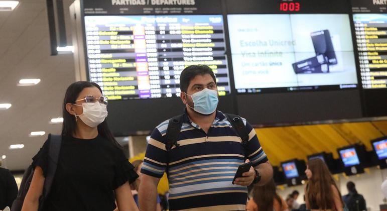 Anvisa derruba obrigatoriedade de máscara em aviões e aeroportos