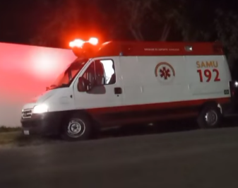 Carro colide em moto no centro de Bagé e condutor foge sem prestar socorro