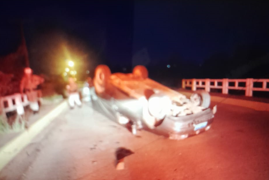 Condutor sai ileso após capotar em ponte no bairro Castro Alves em Bagé