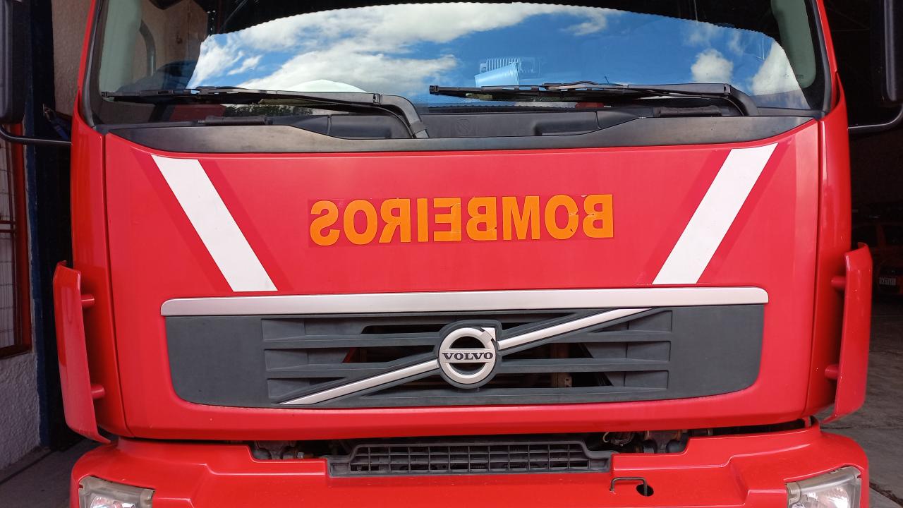 Corpo de Bombeiros combate incêndio em residência na madrugada desta quinta-feira