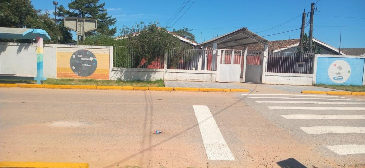Faixas de pedestre estão recebendo nova pintura em frente as escolas em Bagé
