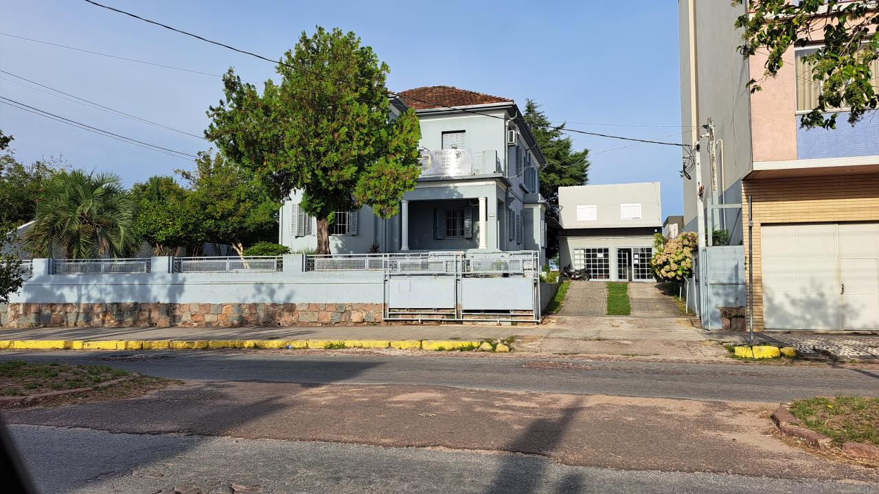 Homem é  preso portando duas facas após perseguir ex