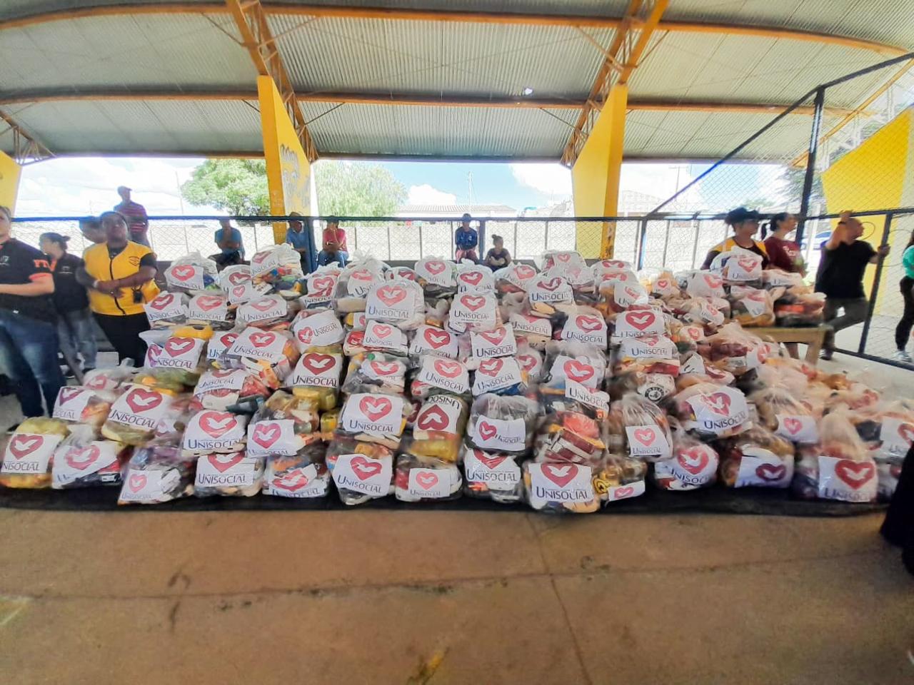 Igreja Universal distribui 250 cestas básicas e realiza ação social