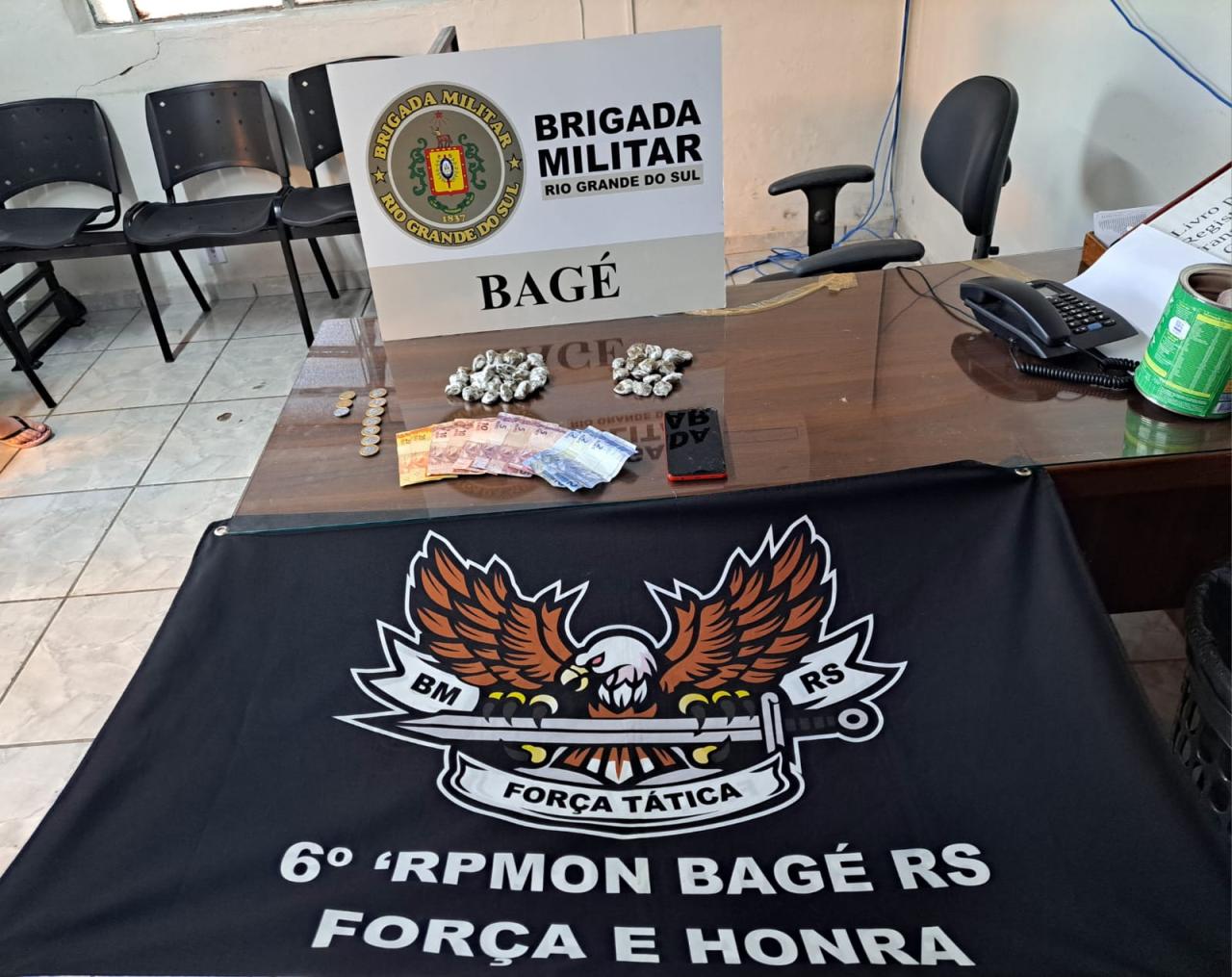Mulher é presa com drogas no sutiã