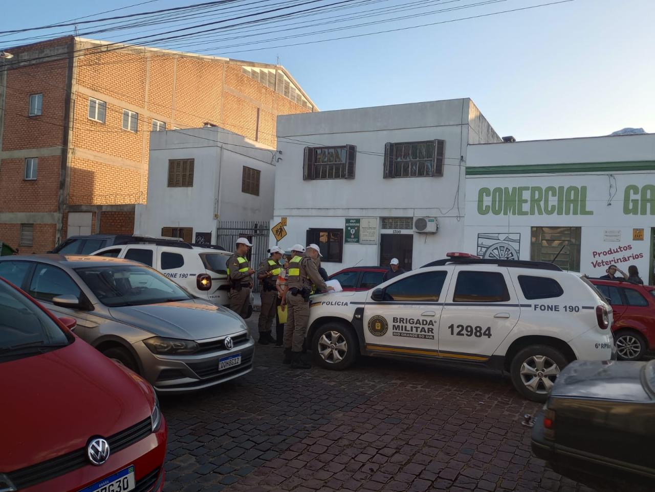 Acidente entre carro e moto deixa condutor com fratura exposta