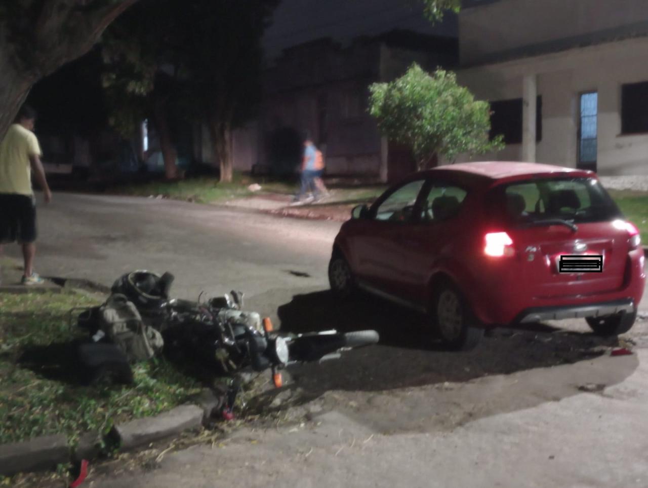 Acidente entre moto e carro e moto na Orvandil Luz