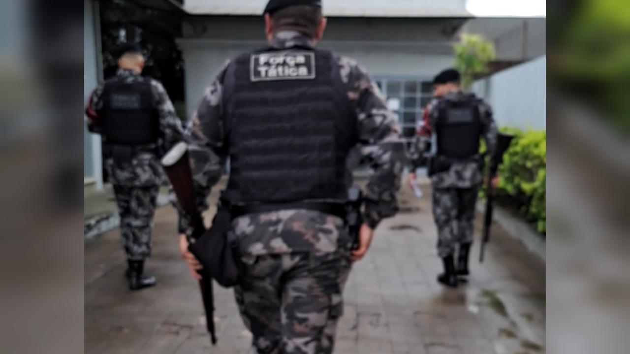 Brigada Militar prende homem com arma calibre 12 e um fuzil na zona norte de Bagé