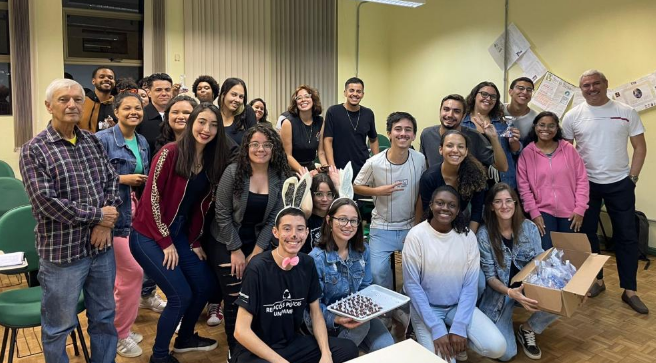Diretório acadêmico e coordenação de curso promove acão de páscoa com alunos da Unipampa