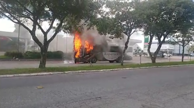 Ônibus é parcialmente consumido por chamas na José do Patrocinio