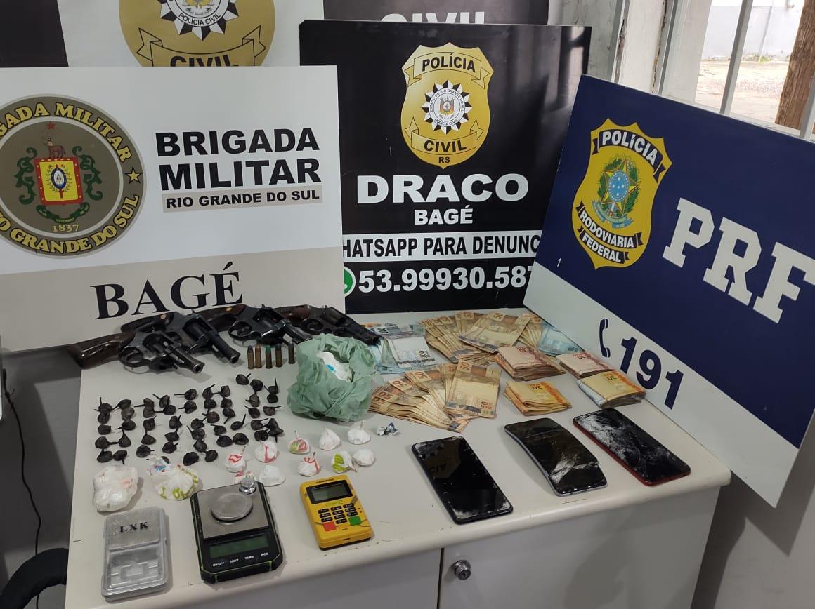 Polícia prende homens por tráfico de drogas e apreende armas de fogo