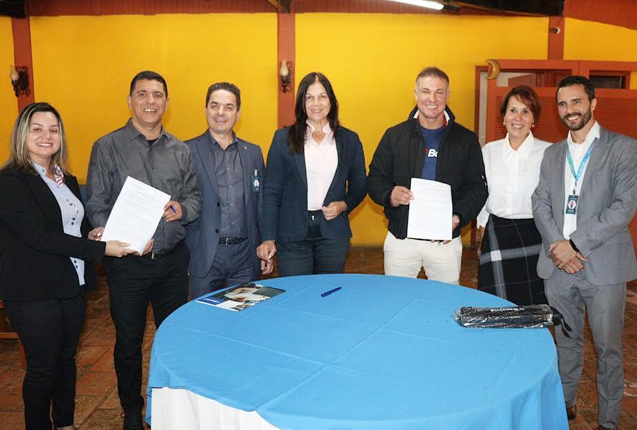 Prefeito assina convênio para crédito imobiliário a servidores