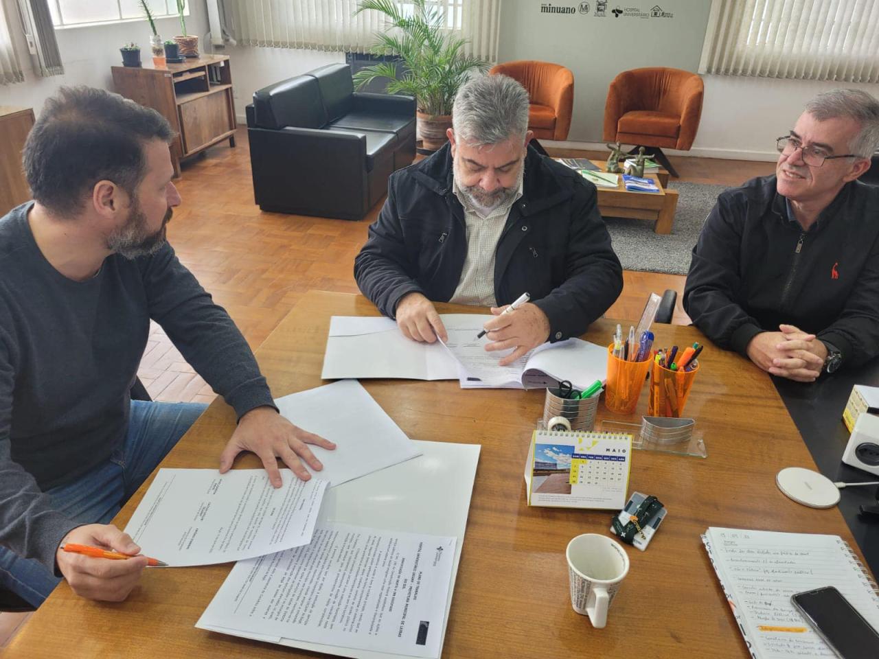 Prefeito de Lavras do Sul assina convênio com Hospital Universitário