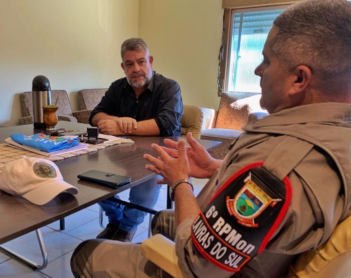 Prefeito de Lavras do Sul reúne-se com Brigada Militar para reforçar segurança nas escolas