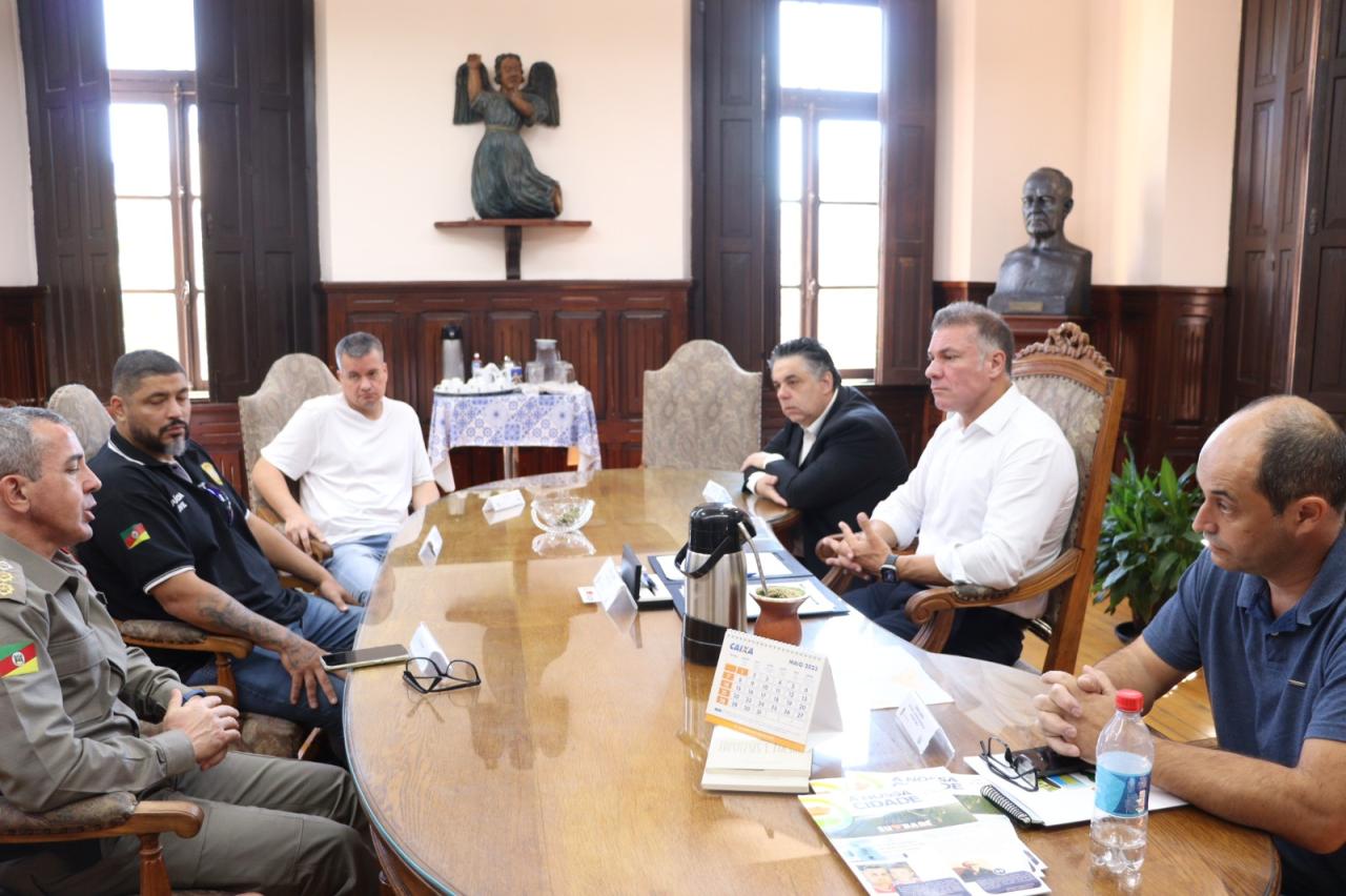Prefeito debate com as forças de segurança ações para prevenção de atos violentos nas escolas