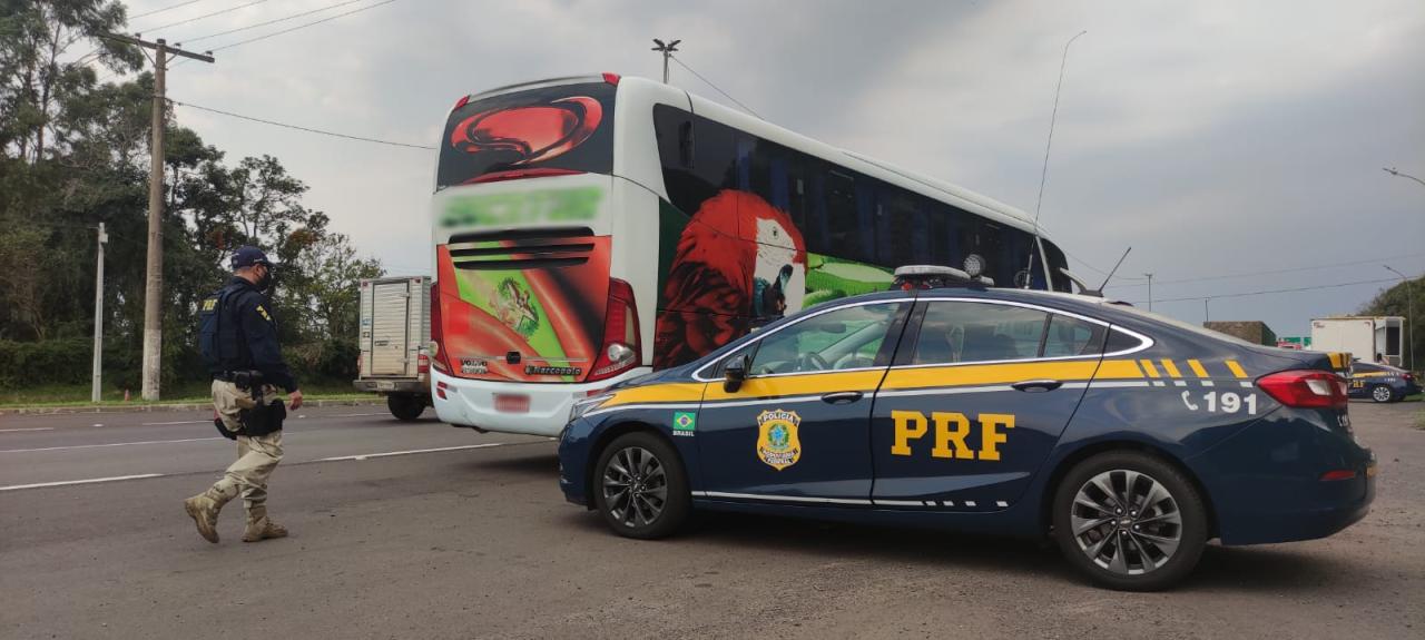 PRF flagra homem que deveria estar em prisão domiciliar, viajando para Santa Catarina