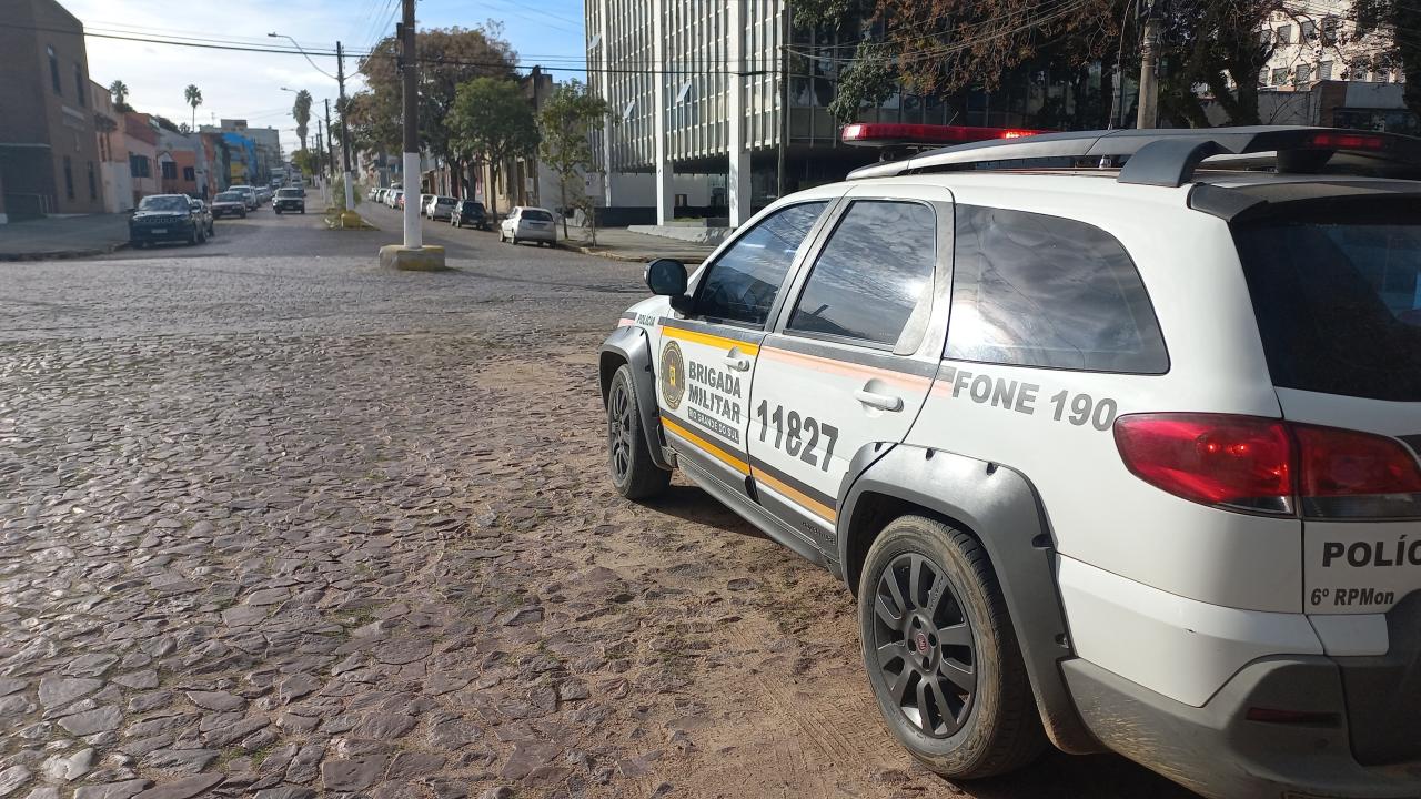Acidente entre moto e carro no centro de Bagé