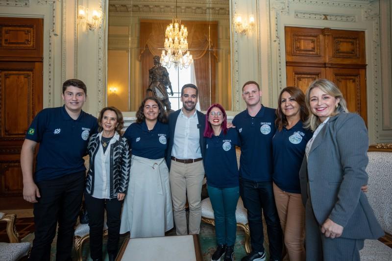 Alunos da Escola Frei Plácido são recebidos pelo governador do estado