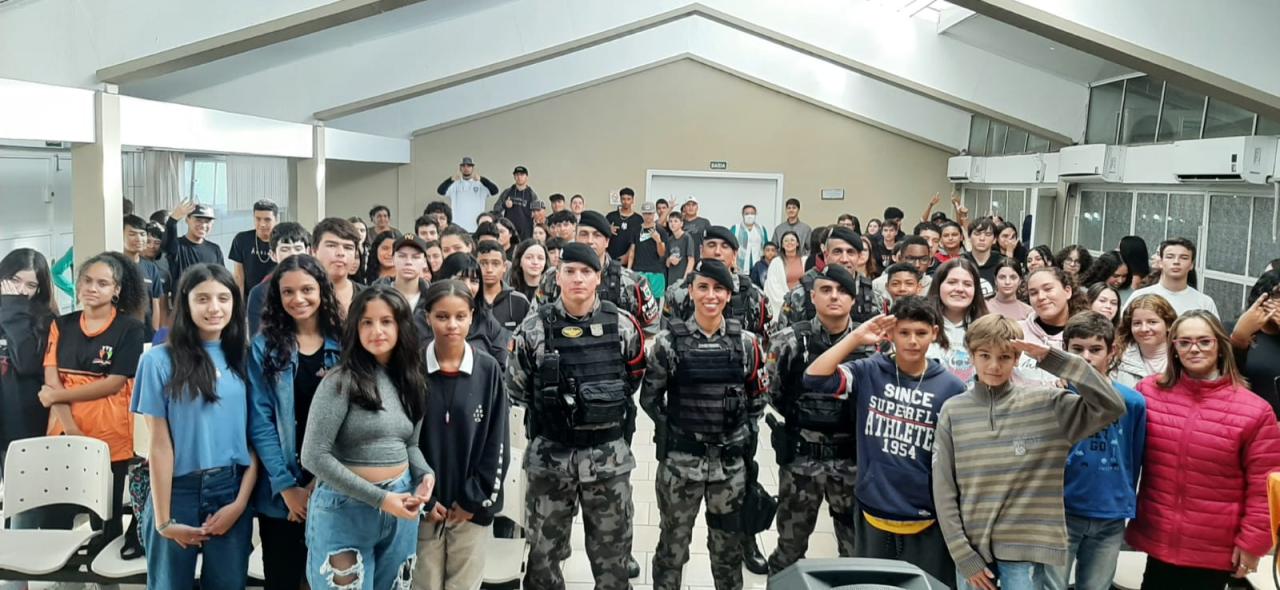 Brigada Militar de Bagé ministra palestra em escola, fortalecendo o vínculo com a comunidade escolar