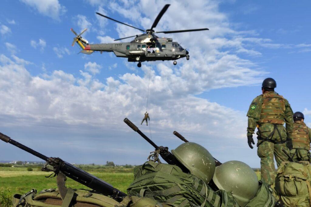 Com aeronave UH-15, Marinha do Brasil participou de adestramento do Exército Brasileiro em Bagé